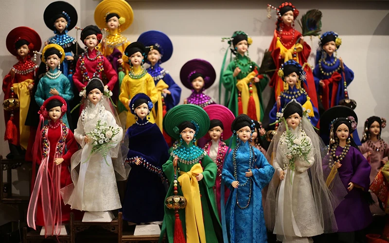Một phần bộ sưu tập búp bê trong trang phục truyền thống các dân tộc Việt Nam của họa sĩ Hoàng Anh.