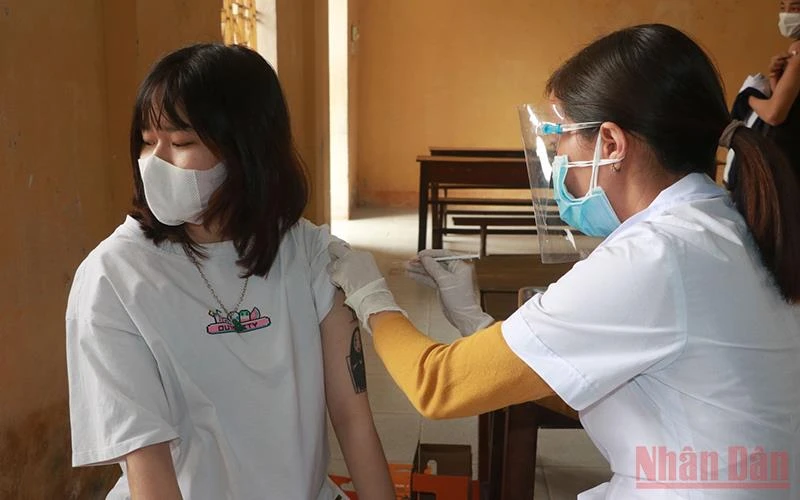 Tiêm vaccine phòng ngừa Covid-19 cho học sinh Trường THPT Nam Trực, huyện Nam Trực (Nam Định).