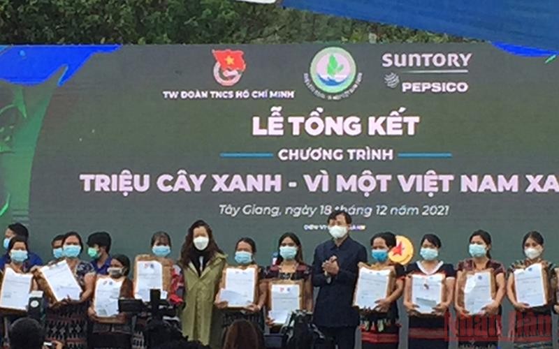 Ban Tổ chức trao quà tặng người dân xã A Xan, huyện Tây Giang, Quảng Nam.