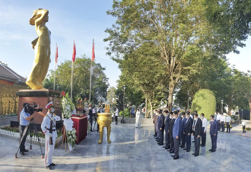 Thủ tướng Chính phủ Phạm Minh Chính dâng hương tại Tượng đài Nữ Anh hùng Liệt sĩ Võ Thị Sáu.