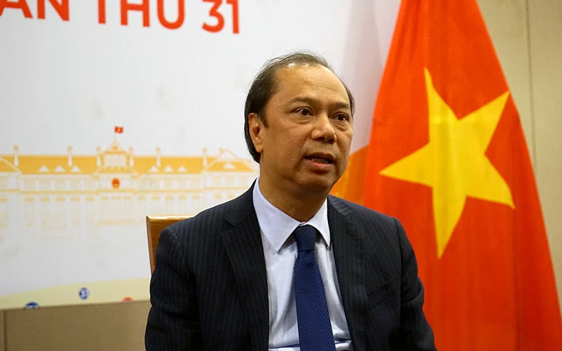 Thứ trưởng Ngoại giao Nguyễn Quốc Dũng trả lời phỏng vấn báo chí. Ảnh: Đinh Trường.