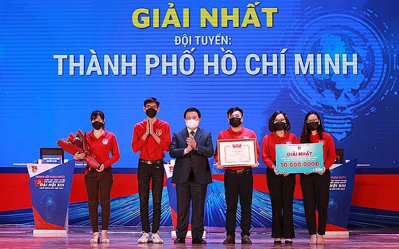 Đồng chí Nguyễn Xuân Thắng trao giải nhất tặng đội tuyển thành phố Hồ Chí Minh.
