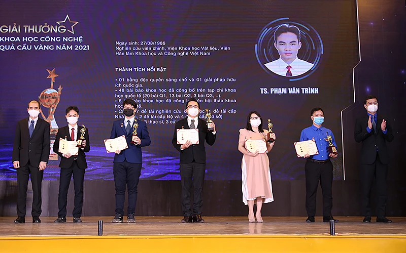 Đồng chí Bùi Quang Huy (ngoài cùng bên phải) trao giải thưởng khoa học công nghệ Quả cầu vàng 2021 tặng 5 tài năng trẻ tiêu biểu có mặt tại buổi lễ. 