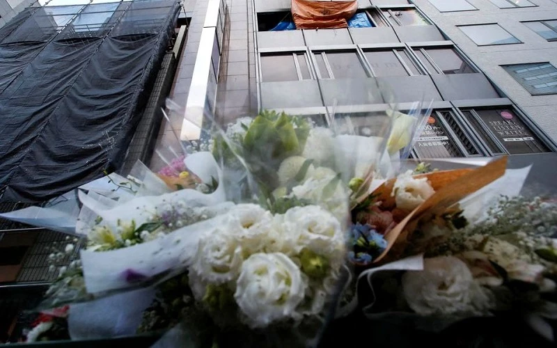 Hoa tưởng niệm đặt trước tòa nhà nơi xảy ra vụ hỏa hoạn, ở Osaka, Nhật Bản, ngày 18/12/2021. (Ảnh: Reuters)