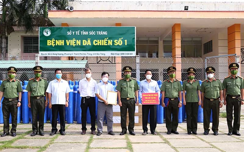 Công an tỉnh Sóc Trăng trao tặng trang thiết bị y tế cho Bệnh viện dã chiến số 1 và Bệnh viện 30/4.