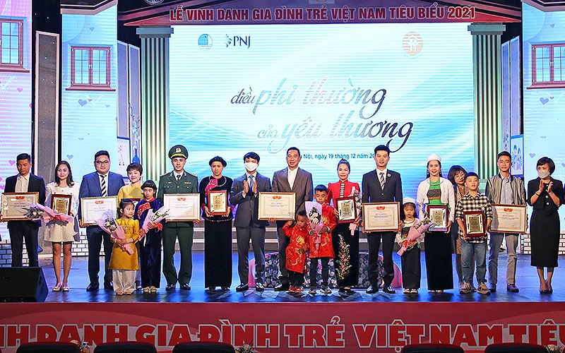 Đồng chí Nguyễn Ngọc Lương, Bí thư Trung ương Đoàn Thanh niên Cộng sản Hồ Chí Minh, Chủ tịch Hội Liên hiệp Thanh niên Việt Nam (thứ 7 từ trái sang, hàng sau trong ảnh) trao phần thưởng tặng các “Gia đình trẻ Việt Nam tiêu biểu” năm 2021.