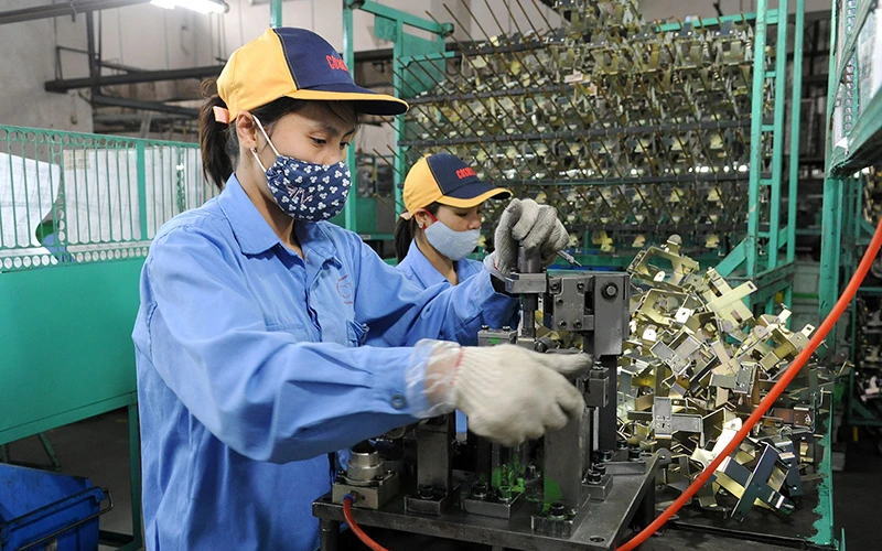 Công nhân Công ty TNHH Công nghệ Cosmos Khu công nghiệp Khai Quang (Vĩnh Phúc) sản xuất linh kiện xe máy. Ảnh: HOÀNG NGỌC
