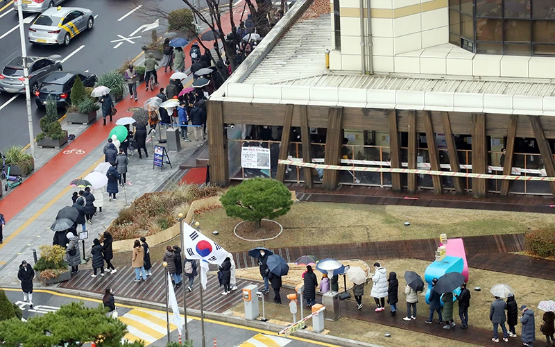 Người dân xếp hàng chờ xét nghiệm Covid-19 tại Seoul, Hàn Quốc. Ảnh: YONHAP/TTXVN