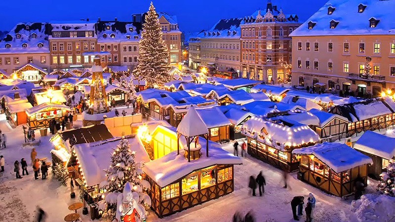 Chợ Giáng sinh Strasbourg, Pháp lung linh, rực rỡ ánh đèn.