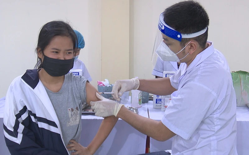 Gần 60% trẻ em từ 12-17 tuổi ở Hà Nam được tiêm đủ 2 mũi vaccine phòng Covid-19