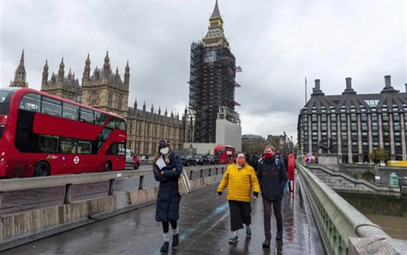 Người dân đeo khẩu trang phòng dịch Covid-19 tại London (Anh), ngày 6/12/2021. (Ảnh: TTXVN)