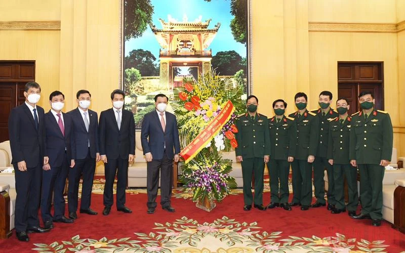Bí thư Thành ủy Hà Nội Đinh Tiến Dũng chúc mừng cán bộ, chiến sĩ Bộ Tư lệnh Thủ đô Hà Nội.