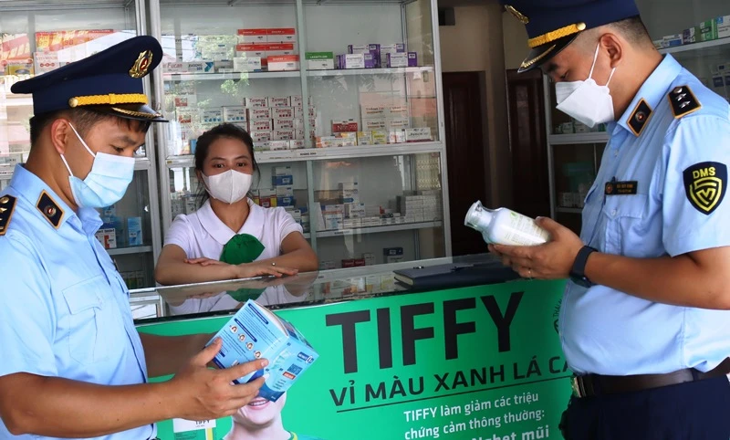 Đội Quản lý thị trường số 1 kiểm tra, khảo sát giá hàng hóa tại hiệu thuốc đường Bà Triệu, thành phố Lạng Sơn (Lạng Sơn).