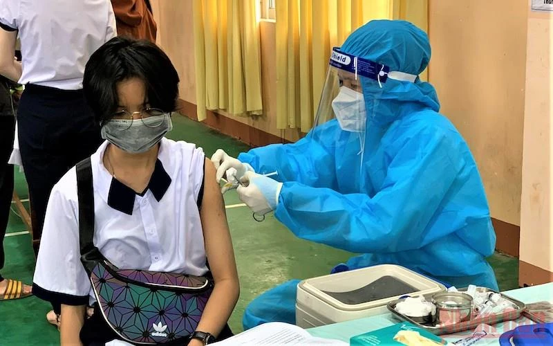 Ngành y tế tỉnh Đắk Lắk tiêm vaccine phòng Covid-19 cho các em học sinh từ 15 đến 17 tuổi.