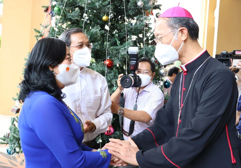 Đồng chí Bùi Thị Minh Hoài thăm hỏi Giám mục Chính tòa Giáo phận Xuân Lộc Đỗ Văn Ngân.