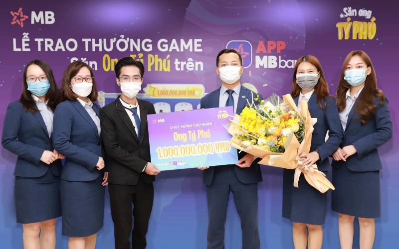 Khách hàng may mắn trúng 1 tỷ đồng khi tham gia game “Săn ong tỷ phú” trên ứng dụng MBBank.