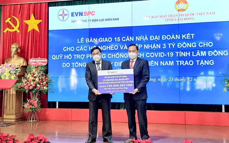 Đại diện Tổng Công ty Điện lực miền nam trao biểu trưng hỗ trợ kinh phí xây dựng 15 căn nhà đại đoàn kết tặng hộ nghèo tại Lâm Đồng.