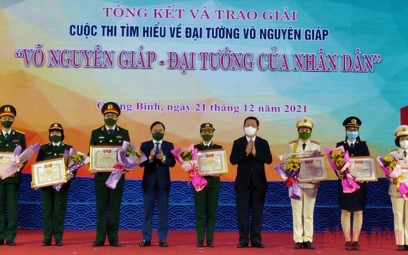 Đồng chí Nguyễn Trọng Nghĩa và đồng chí Nguyễn Anh Tuấn trao giải cho các tác giả đoạt giải A cuộc thi.