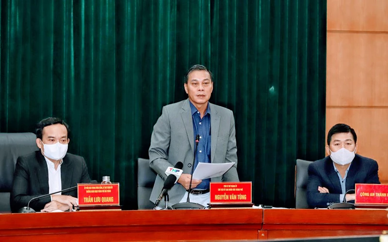 Chủ tịch UBND thành phố Hải Phòng Nguyễn Văn Tùng phát biểu tại cuộc họp trực tuyến sáng 21/12.