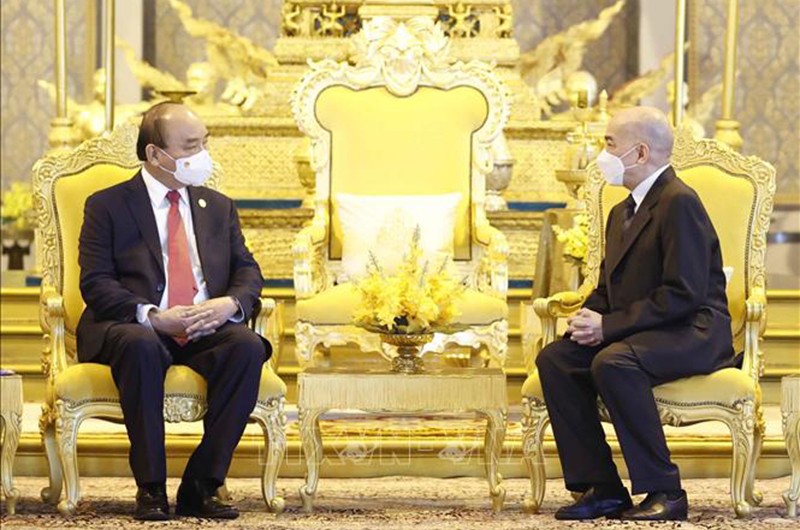 Chủ tịch nước Nguyễn Xuân Phúc hội kiến Quốc vương Campuchia Norodom Sihamoni tại Cung điện Hoàng gia Campuchia. (Ảnh: Thống Nhất/TTXVN)