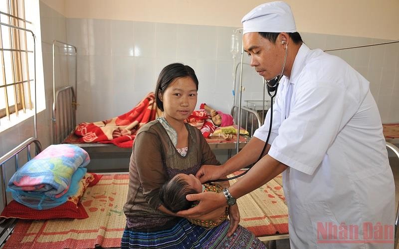 Khám, chữa bệnh cho trẻ em vùng khó khăn tại bệnh viện đa khoa huyện Đắk G’long, Đắk Nông. (Ảnh: NGUYỄN ĐĂNG)