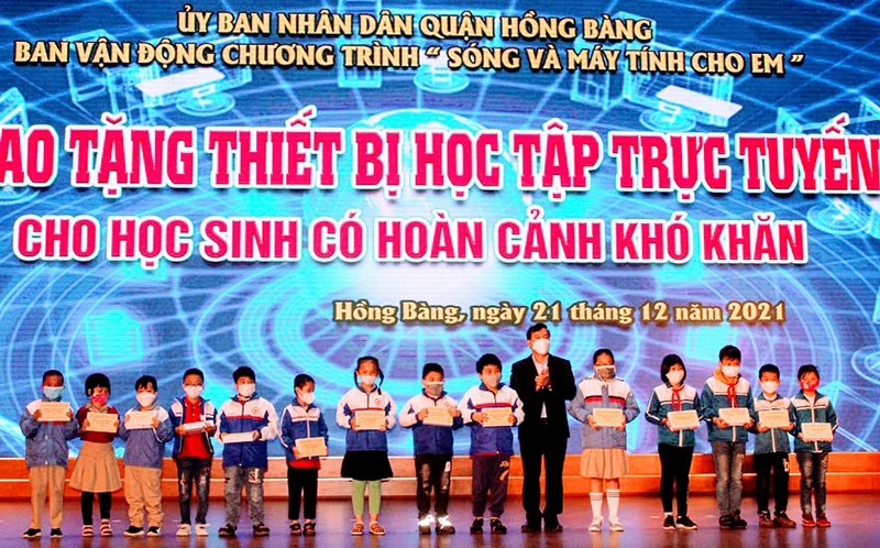 Lãnh đạo quận Hồng Bàng (Hải Phòng) trao máy tính tặng học sinh có hoàn cảnh khó khăn.