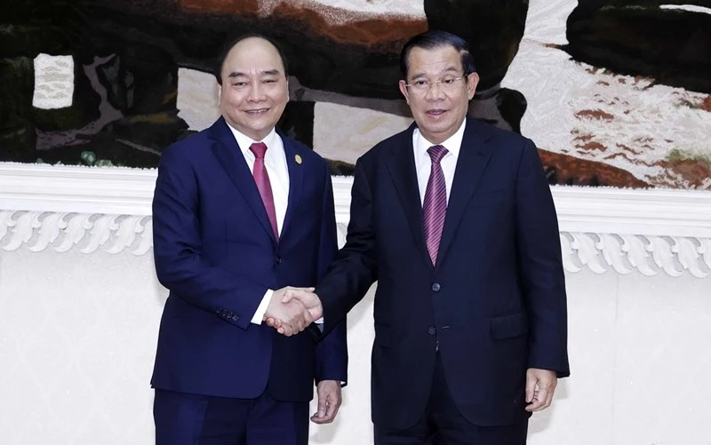 Chủ tịch nước Nguyễn Xuân Phúc hội kiến Thủ tướng Campuchia Hun Sen. (Ảnh: TTXVN)