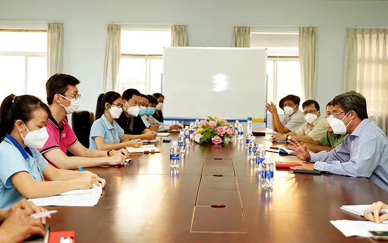 Phó Chủ tịch UBND tỉnh Bình Thuận Nguyễn Minh (ngoài cùng, bên phải) kiểm tra công tác phòng, chống dịch tại Công ty TNHH Quốc tế Right Rich.