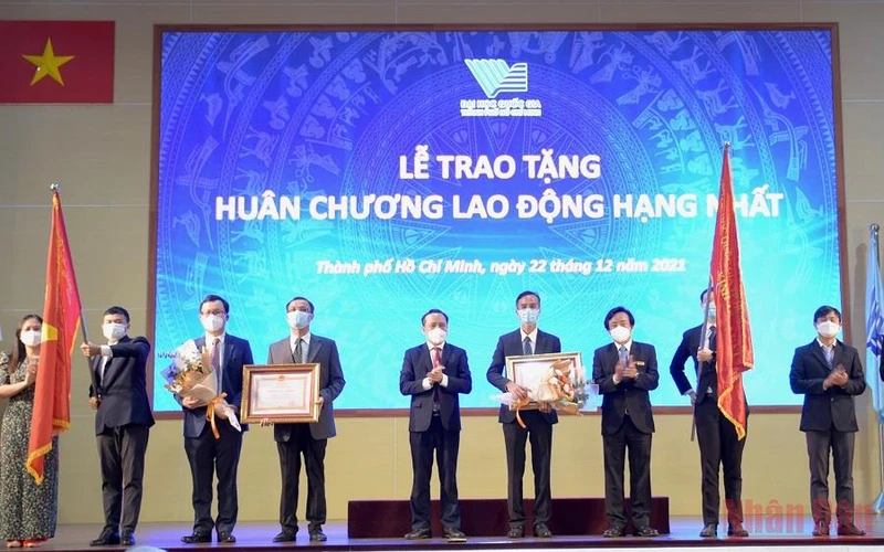 Các tập thể ĐHQG TP Hồ Chí Minh vinh dự đón nhận Huân chương Lao động hạng Nhất do Chủ tịch nước tặng. 