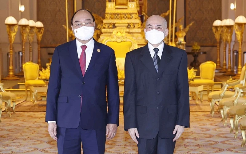Chủ tịch nước Nguyễn Xuân Phúc và Quốc vương Norodom Sihamoni tại Cung điện Hoàng gia Campuchia. (Ảnh: TTXVN).