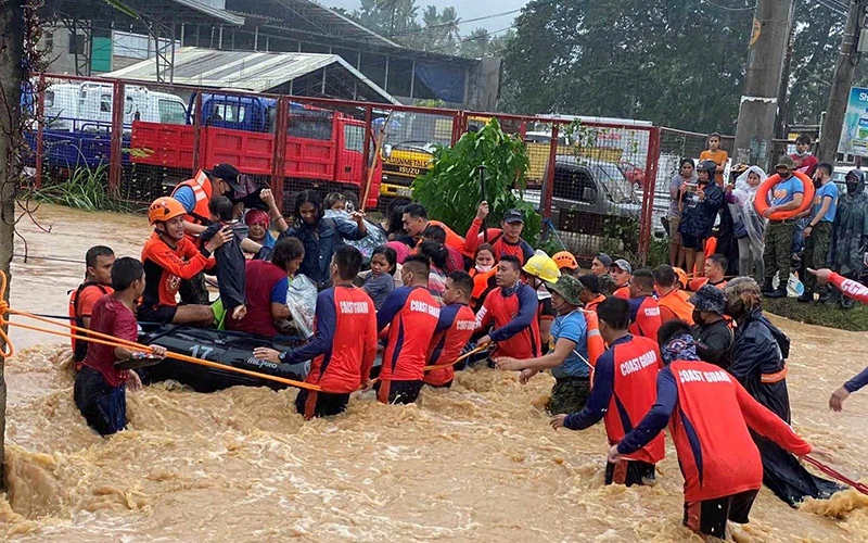 Lực lượng bảo vệ bờ biển Philippines triển khai cứu hộ người dân.