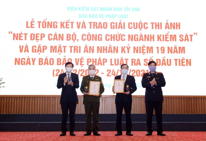 Ông Nguyễn Quang Dũng, Phó Viện trưởng Kiểm sát nhân dân tối cao; nhà báo Hồ Quang Lợi, Phó Chủ tịch Thường trực Hội Nhà báo Việt Nam trao giải Nhất cho các tác giả.
