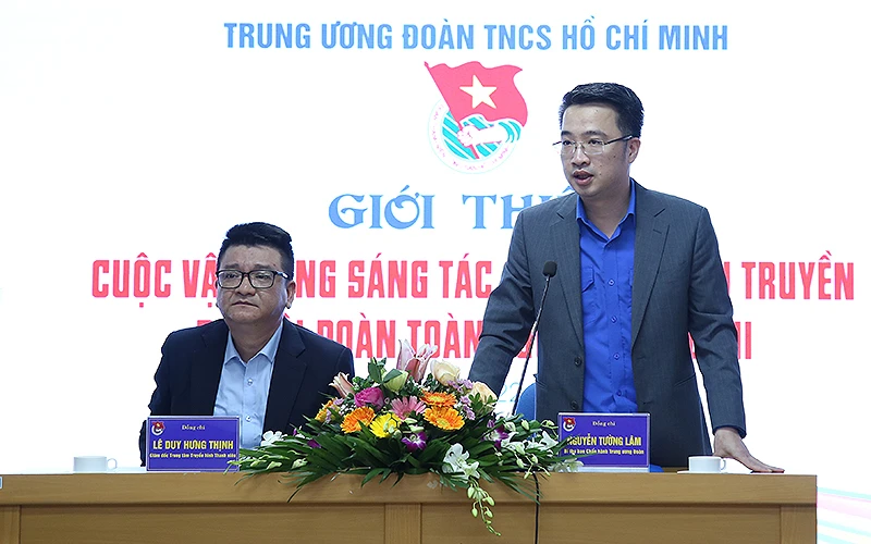 Đồng chí Nguyễn Tường Lâm, Bí thư Trung ương Đoàn, trao đổi thông tin về Cuộc vận động đến các nhạc sĩ, nghệ sĩ.