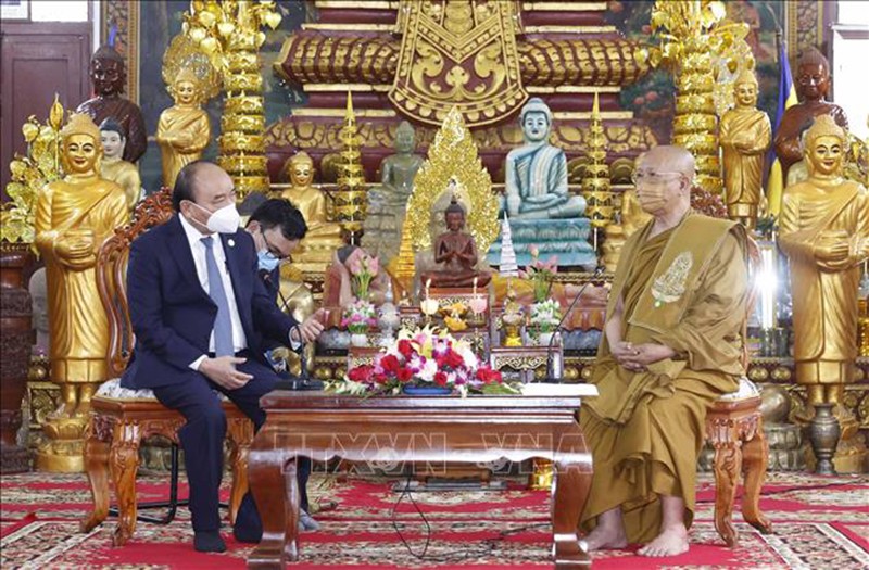 Chủ tịch nước Nguyễn Xuân Phúc thăm Đại tăng thống Bour Kry tại chùa Svay Pope. (Ảnh: Thống Nhất/TTXVN)