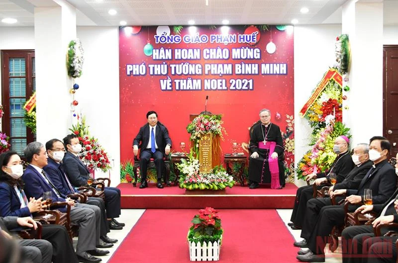 Phó Thủ tướng Phạm Bình Minh cùng các thành viên trong đoàn công tác và lãnh đạo tỉnh Thừa Thiên Huế thăm, chúc mừng lễ Giáng sinh tại Tòa Tổng Giám mục Giáo phận Huế.