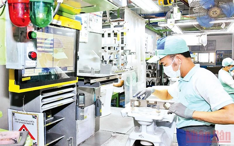 Lao động tại Công ty TNHH Toto Việt Nam, khu công nghiệp Bắc Thăng Long, Hà Nội. (Ảnh minh họa: DUY LINH)