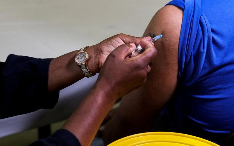 Tiêm vaccine ngừa Covid-19 ở Johannesburg, Nam Phi, 9/12/2021. (Ảnh: Reuters) 