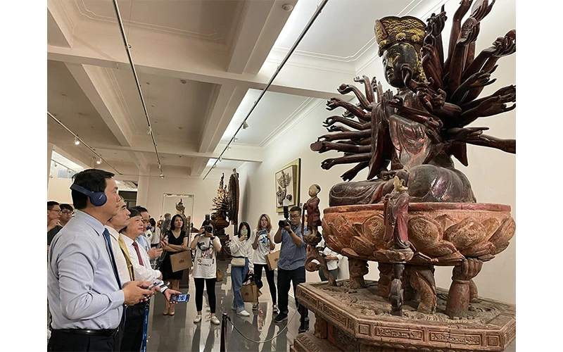 Các đại biểu trải nghiệm ứng dụng iMuseum VFA tại lễ ra mắt ở Bảo tàng Mỹ thuật Việt Nam.