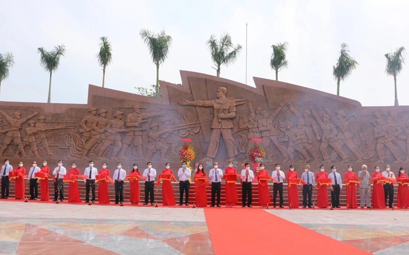 Lễ cắt băng khánh thành công trình Phù điêu Châu Văn Liêm và Cuộc biểu tình của nông dân tại ngã tư Đức Hòa, tỉnh Long An.
