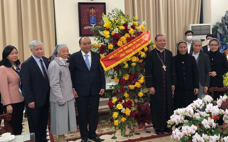 Chủ tịch nước Nguyễn Xuân Phúc chúc mừng Tòa Tổng Giám mục Hà Nội nhân dịp Giáng sinh 2021.