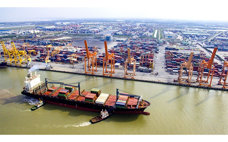Hoạt động xuất, nhập khẩu tại khu vực cảng quốc tế Lạch Huyện, TP Hải Phòng. Ảnh: T. Bình