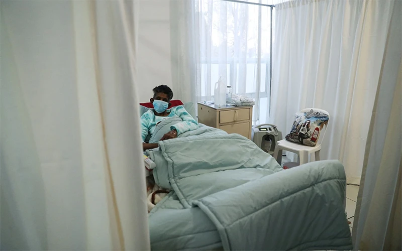 Người bệnh Covid-19 điều trị tại bệnh viện dã chiến ở thành phố Johannesburg, Nam Phi, tháng 7/2021. (Ảnh: Reuters)