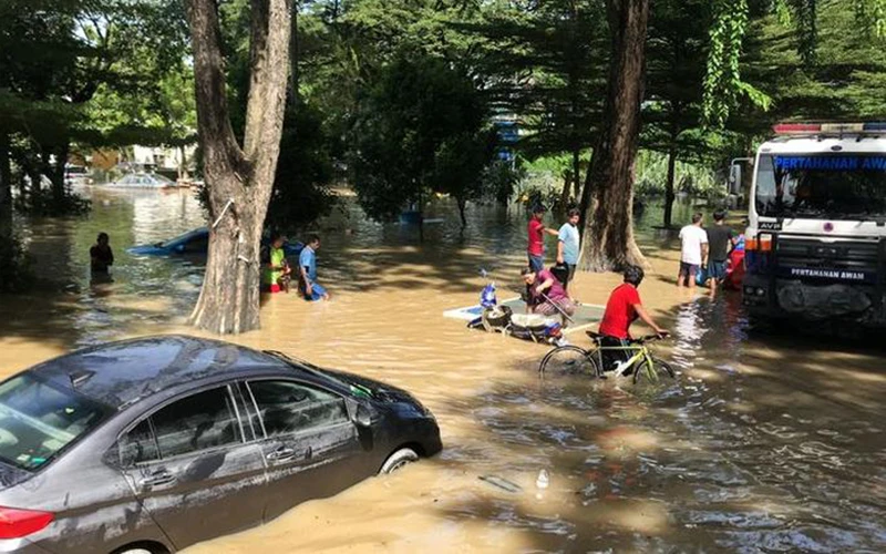 Tình trạng ngập lụt tại Shah Alam, bang Selangor, Malaysia, ngày 20/12. (Ảnh: Reuters)