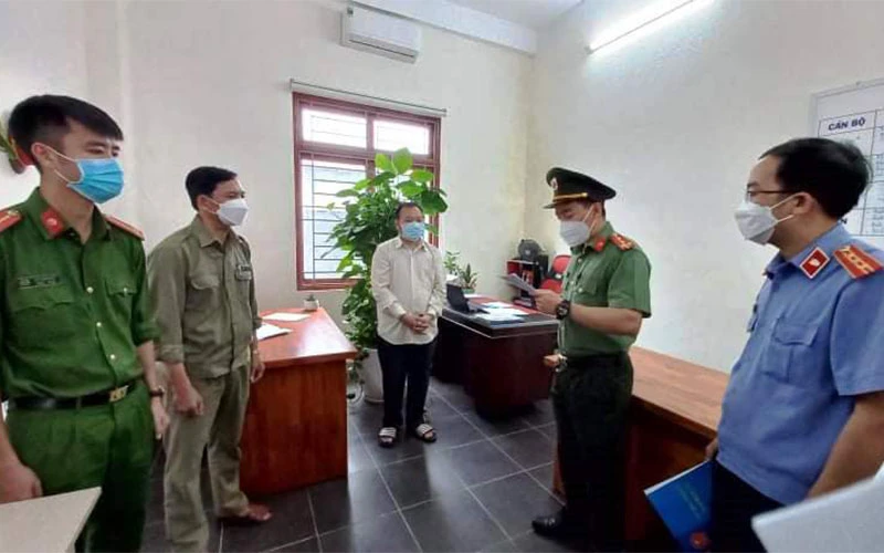 Cơ quan cảnh sát điều tra Công an TP Đà Nẵng đọc quyết định khởi tố các đối tượng tổ chức cho người khác nhập cảnh trái phép. (Ảnh: Lực lượng chức năng cung cấp)