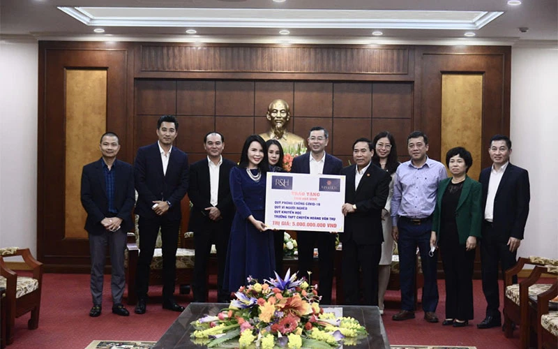 Đồng chí Ngô Văn Tuấn, Ủy viên Trung ương Đảng, Bí thư Tỉnh ủy Hòa Bình (giữa) chứng kiến Ủy ban MTTQ tỉnh tiếp nhận ủng hộ của Công ty VINAHUD.