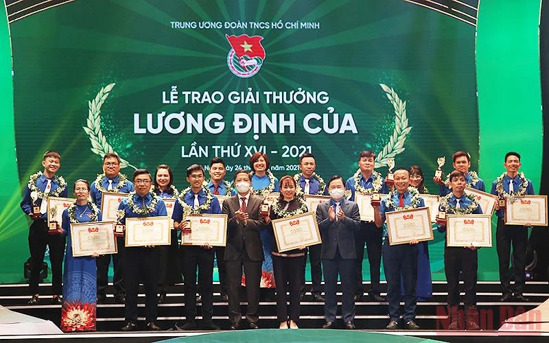 Đồng chí Trần Tuấn Anh và đồng chí Nguyễn Anh Tuấn trao Giải thưởng Lương Định Của năm 2021 tặng các thanh niên nông thôn tiêu biểu.