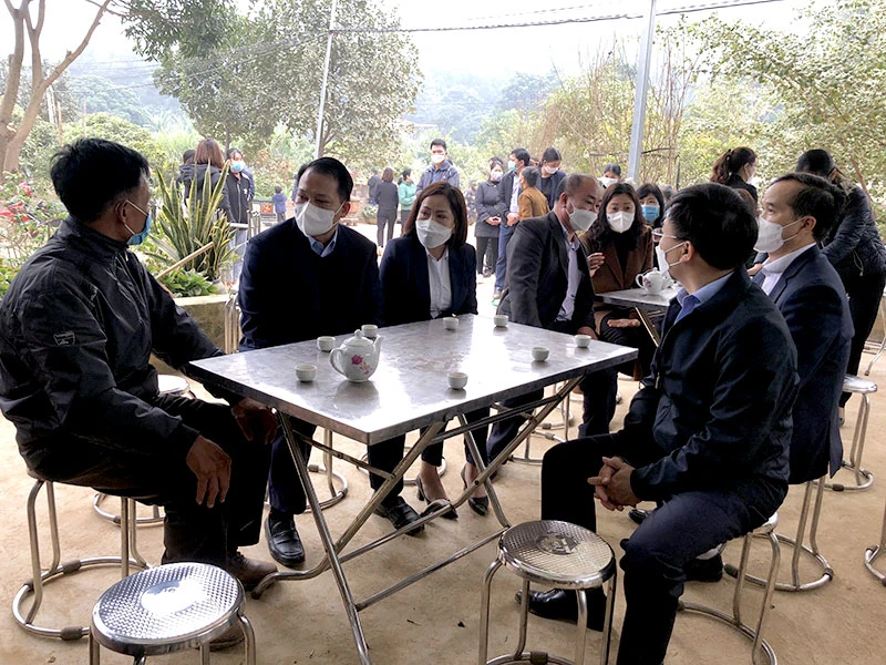 Lãnh đạo các sở, ban, ngành trên địa bàn tỉnh Tuyên Quang thăm hỏi gia đình có nạn nhân tử vong.