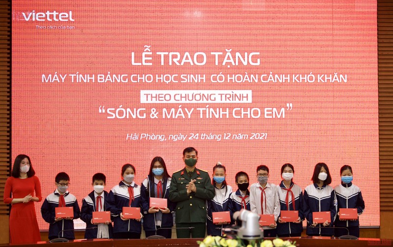 Trung tá Đặng Anh Tuấn, Giám đốc Viettel Hải Phòng trao tặng máy tính bảng cho đại diện học sinh một số trường trên địa bàn thành phố.