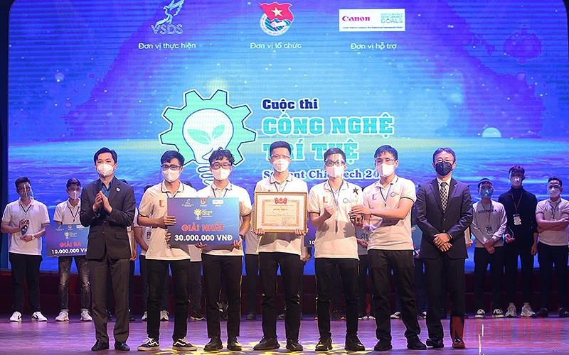Đại diện Ban Tổ chức trao giải nhất cuộc thi “Công nghệ trí tuệ Student Chie-Tech” năm 2021 tặng đội The Cim Light (Trường Đại học Bách khoa Hà Nội).
