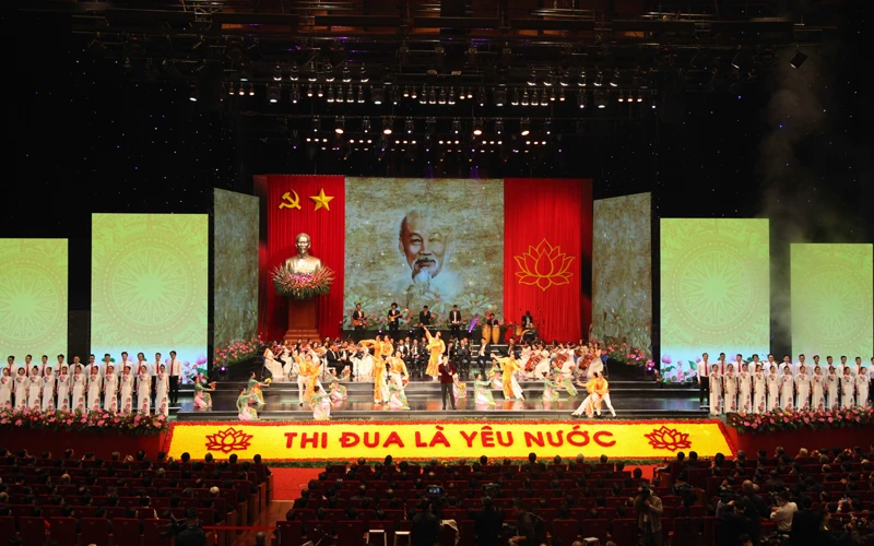 Chương trình nghệ thuật chào mừng Đại hội Thi đua yêu nước do Nhà hát Ca múa nhạc Việt Nam dàn dựng. (Ảnh: LINH ANH).